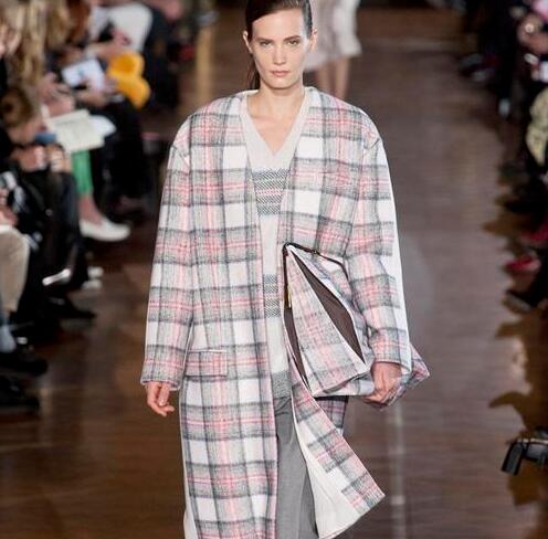 时尚潮人热衷“中国春运style”编织袋服饰走红