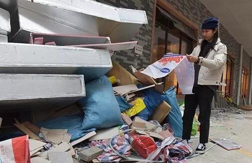 你还在将旧编织袋扔了？做成背包、钱包吧