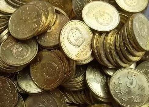 小伙扛3编织袋硬币到农行换钱，大堂经理都惊呆