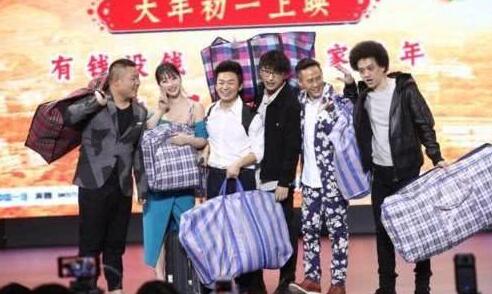 你还在想背什么包出门？现在都流行背着编织