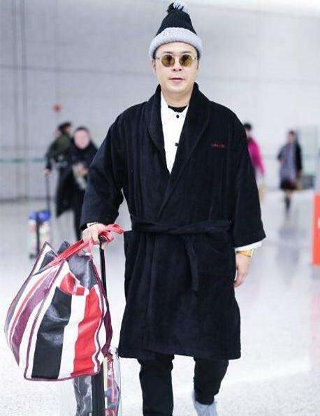 你还在想背什么包出门？现在都流行背着编织