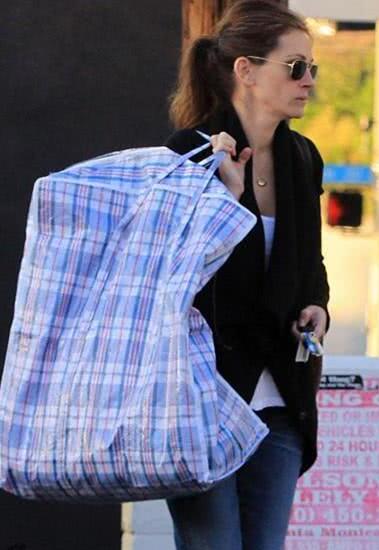 你还在想背什么包出门？现在都流行背着编织