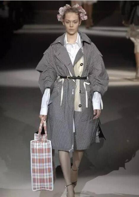 你还在想背什么包出门？现在都流行背着编织