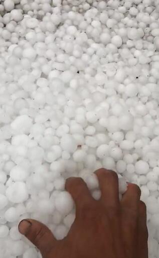 青岛局部地区下冰雹暴雨！天灾无情 祈福农民