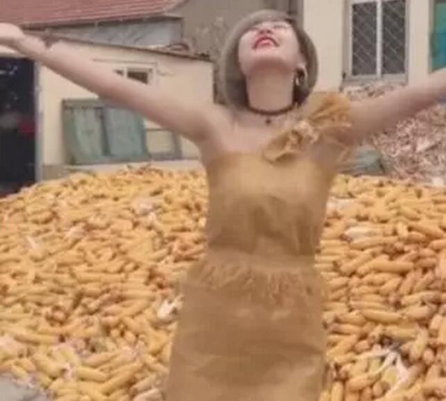 用编织袋做成的服装，简直了！！