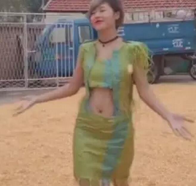 用编织袋做成的服装，简直了！！